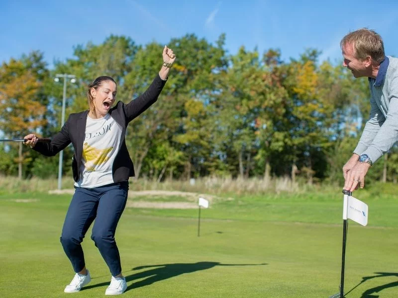 Kvinde og mand på golfbanen - Prøv verdens sjoveste sport